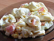 Fot. katarzynar, Pyszna sałatka z warzywami i makaronem tortellini