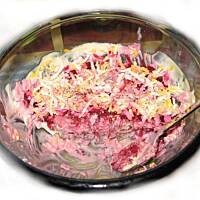 Wyśmienita sałatka warstwowa ze śledzikiem