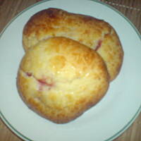 Buleczki drozdzowe z truskawkami