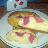 Buleczki drozdzowe z truskawkami