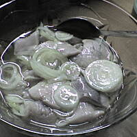 sledzik z cebula w oliwce