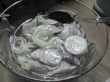 Fot. kuleczka, sledzik z cebula w oliwce