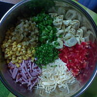 Sałatka z tortellini Gumci