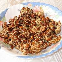 Orzeszki w miodzie i sezamie do chrupania