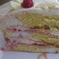 Ciasto biszkoptowo-bezowe ze śmietanką kawową