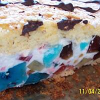 Galaretkowy śmietanowiec na biszkopcie