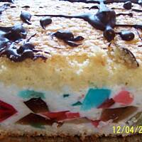 Galaretkowy śmietanowiec na biszkopcie