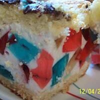 Galaretkowy śmietanowiec na biszkopcie