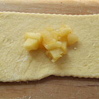 Rogale jabłkiem nadziewane