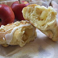 Rogale jabłkiem nadziewane