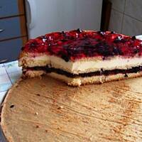 Biszkopt masa śmietanowa i owoce z galaretkami