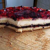 Biszkopt masa śmietanowa i owoce z galaretkami