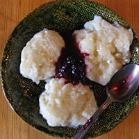 Drożdżowe kluski kładzione z serem