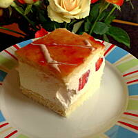 Biszkopt śmietankowy z truskawkami