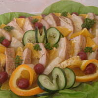 Indyk w maladze i z owocami na sałacie