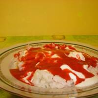 ryż z musem truskawkowym