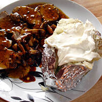 Ziemniaki pieczone z masełkiem i śmietaną