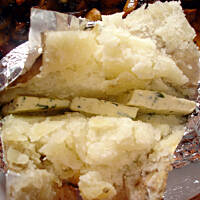 Ziemniaki pieczone z masełkiem i śmietaną