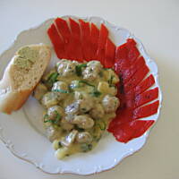 Mięsne groszki w sosie śmietanowo - cebulkowym