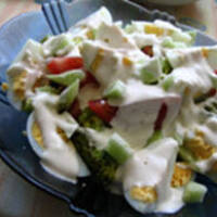 Sałatka z brokułów  z sosem majonezowym