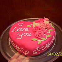 torcik truskawkowy obłozony marcepanem