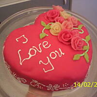 torcik truskawkowy obłozony marcepanem