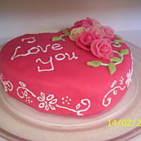 torcik truskawkowy obłozony marcepanem