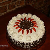 Tort lodowy z czekoladą i truskawkami