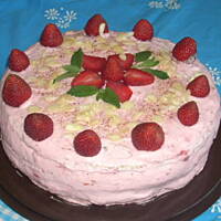 Całoroczny torcik truskawkowy