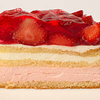 Śmietanowy tort truskawkowy