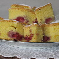 Łatwy placek z truskawkiami