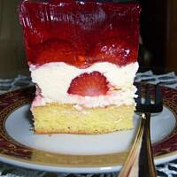 Biszkopt z truskawkami i galaretką na zimno