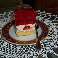 Biszkopt z truskawkami i galaretką na zimno