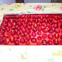 Smaczne ciasto z kremem i truskawkami