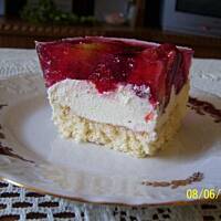 Smaczne ciasto z kremem i truskawkami