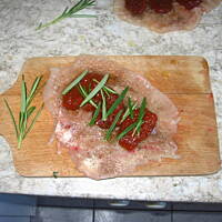 Filet z kurczaka z suszonymi pomidorami i rozmaryn