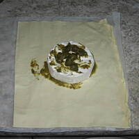 Camembert zapiekany w cieście francuskim