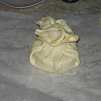 Camembert zapiekany w cieście francuskim