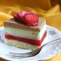 Ciasto kolorowe z truskawkami