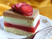 Fot. ilka76, Ciasto kolorowe z truskawkami