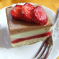 Ciasto kolorowe z truskawkami