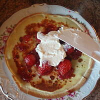 Naleśniki z serem i truskawkami