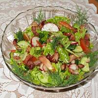 Kolorowa sałatka z ziołowo koperkowym sosem