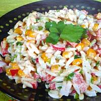 sałatka z makaronem w kształcie ryżu