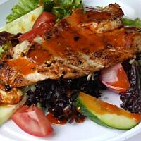 Pierś drobiowa z grilla na sałatce