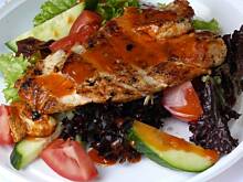 Fot. niebieska-różyczka, Pierś drobiowa z grilla na sałatce