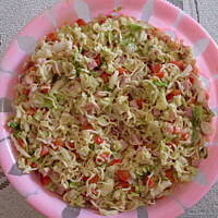 Sałatka z zupek z kurczaka