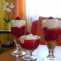 Mus truskawkowy z bitą śmietaną