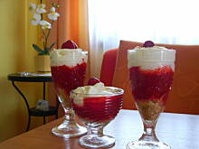 Fot. asik1, Mus truskawkowy z bitą śmietaną