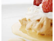 Fot. anay, Truskawowe tartaletki  bezowe